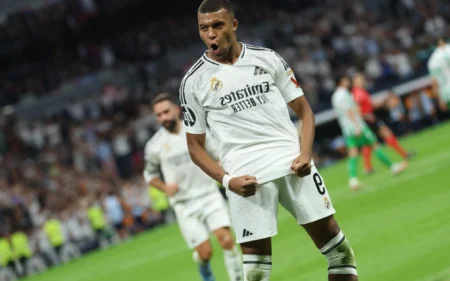 Mbappé se derrete pela torcida após desencantar pelo Real Madrid Mbappé comemora gol pelo Real Madrid. (Foto: AFP)