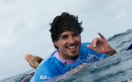 Medina celebra bronze e explica derrota na semifinal das Olimpíadas; veja Gabriel Medina celebra bronze (Foto: Ben Thouard / AFP)