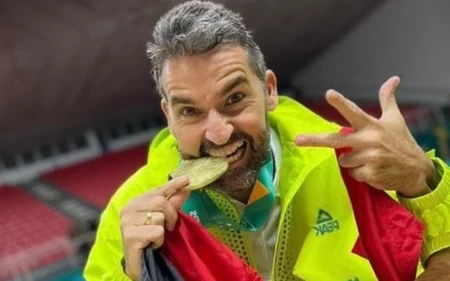 Membro da comissão técnica da seleção brasileira é dispensando após postagens contra o aborto Diego Falcão com uma medalha olímpica (Foto: Reprodução)