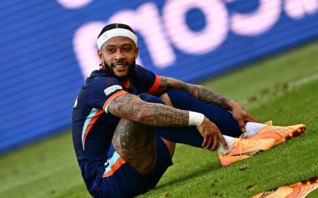 Memphis Depay atrai interesse de gigante europeu (Foto: GABRIEL BOUYS / AFP)