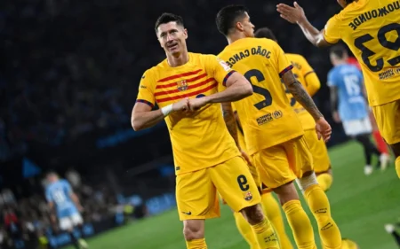 Mercado saudita quer Lewandowski e ‘pacotão’ do Barcelona para a próxima janela; afirma jornal Lewandowski comemora gol com a camisa do Barcelona. (AFP)