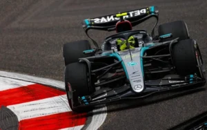 Mercedes destaca ícone Hamilton: revolução liderada pela F1