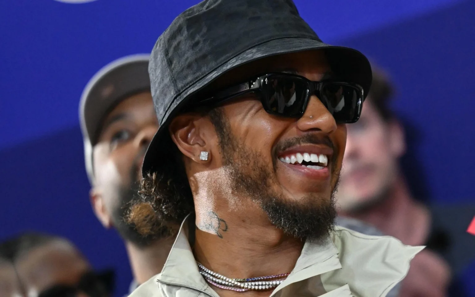 Mercedes diz que vai sentir falta de ‘figura’ Hamilton: ‘Divertido de trabalhar junto’ Lewis Hamilton assistindo esgrima nas Olimpíadas (Foto: Fabrice COFFRINI / AFP)