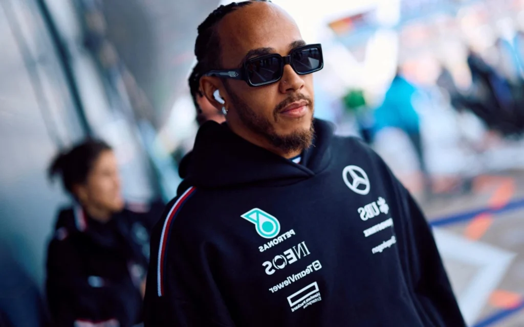 Mercedes diz que volta às vitórias ‘não influencia’ escolha de substituto de Hamilton Hamilton vai para a Ferrari em 2025 (Foto: BENJAMIN CREMEL / AFP)