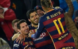 O Trio de Ataque do Futebol: Messi, Suárez e Neymar Homenageiam o Retirante