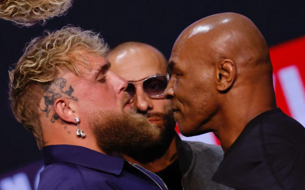 Mike Tyson recebe presente com provocação a Jake Paul; confira Mike Tyson e Jake Paulo em divulgação de luta (Foto: Kena Betancur/AFP)