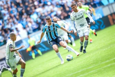 Monsalve lamenta derrota do Grêmio para o Atlético-MG: ‘Fomos superiores‘ Monsalve (centro) em ação na derrota do Grêmio por 3 a 2 diante do Atlético-MG (Foto: LUCAS UEBEL/GREMIO FBPA)