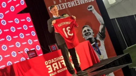 Mourinho reconhece erro com Schweinsteiger: ‘Peço desculpas’ Schweinsteiger já foi apresentado pelo Chicago Fire (Foto: Divulgação)