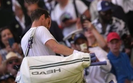 Murray passa por cirurgia e desiste de Wimbledon Murray lamenta após derrota no ano passado em Wimbledon (Foto: AELTC)