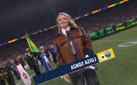 NFL: desempenho de Luísa Sonza no Hino Nacional antes de Eagles x Packers viraliza Luísa Sonza cantou o Hino Nacional antes do jogo na NFL na Neo Química Arena (Foto: Reprodução)