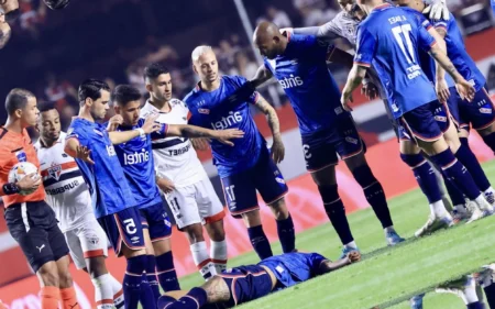 Nacional-URU atualiza estado de saúde de jogador que passou mal em campo contra o São Paulo Foto: Marcello Zambrana/AGIF