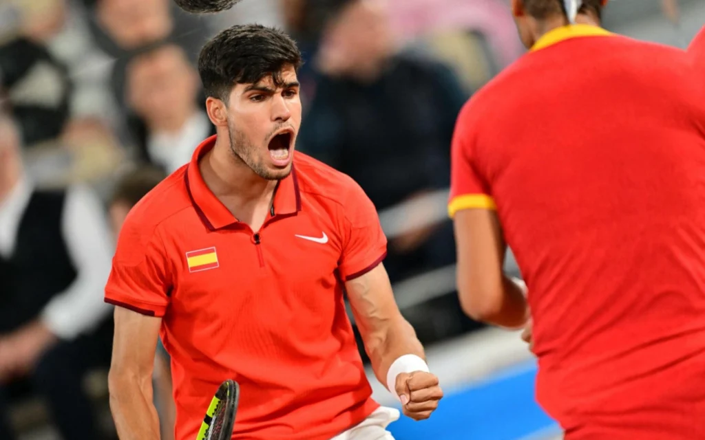 Nadal e Alcaraz vencem argentinos favoritos nas Olimpíadas de Paris Nadal e Alcaraz vibram (Foto: Martin BERNETTI / AFP)