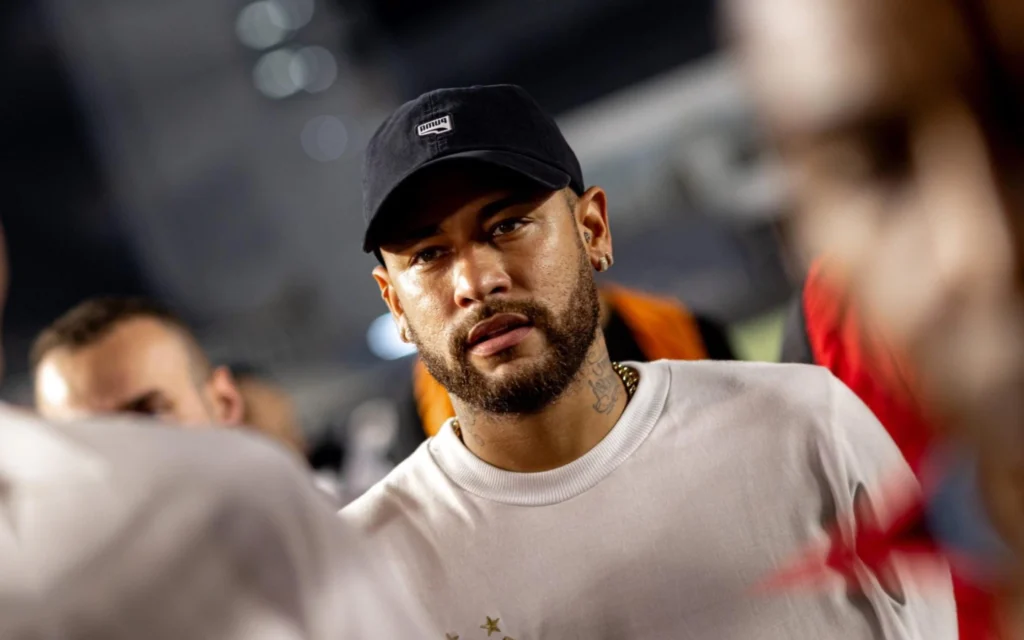 Neymar desabafa sobre lesão: ‘Tem dias que quero desistir’ Neymar visitando a Vila Belmiro