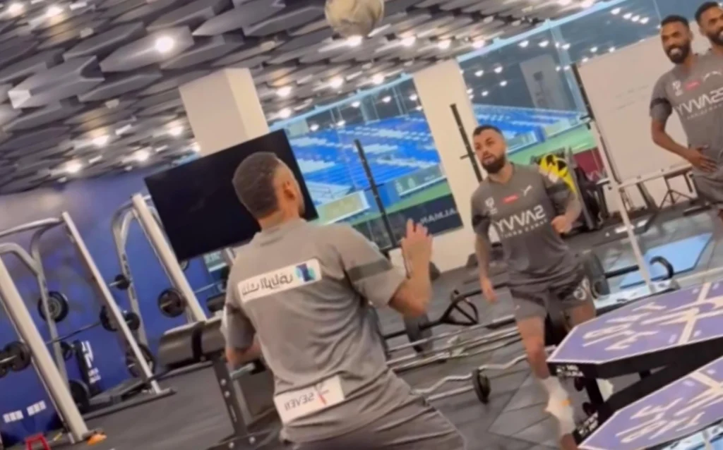 Neymar e Michael desafiam companheiros do Al-Hilal no futmesa; veja vídeo Neymar e Michael fazem dupla no futmesa (Foto: Reprodução/Instagram)