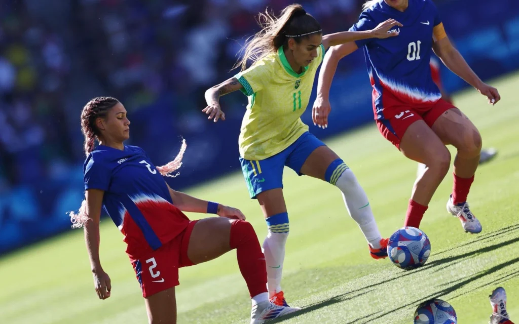 Neymar pede pênalti para o Brasil na disputa do ouro contra os EUA nas Olimpíadas Gabi Portilho encara marcação dos EUA na final olímpica (Foto: Luiza Moraes/COB)