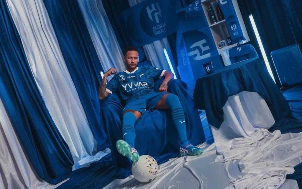 Neymar posa em lançamento do novo uniforme do Al-Hilal (Foto: Divulgação / Al-Hilal)