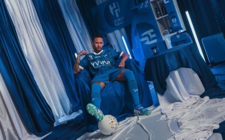 Neymar posa em lançamento do novo uniforme do Al-Hilal (Foto: Divulgação / Al-Hilal)