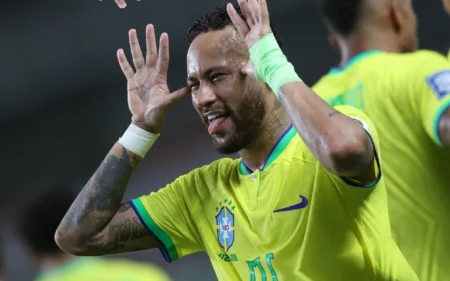 Neymar posta foto dormindo durante partida da Seleção Brasileira contra a Colômbia Neymar se lesionou jogando pelo Brasil (Foto: Vitor Silva/CBF)