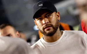 Neymar rebate torcedor e ganha tempo