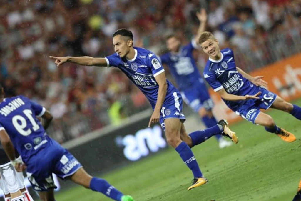 Nice perde em casa e segue sem vencer no Campeonato Francês Khaoui fez o gol da vitória do Troyes (Foto: Valery Hache / AFP)