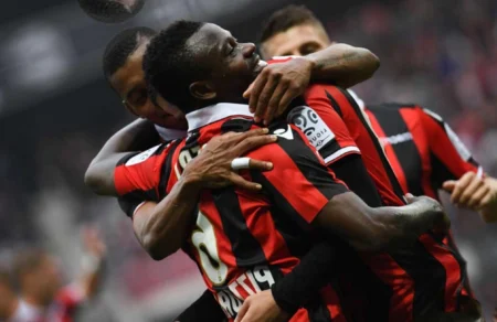 Nice vence o Nancy e encosta nos líderes do Campeonato Francês Nice venceu o Nancy de virada (Foto: Yann Coatsaliou / AFP)