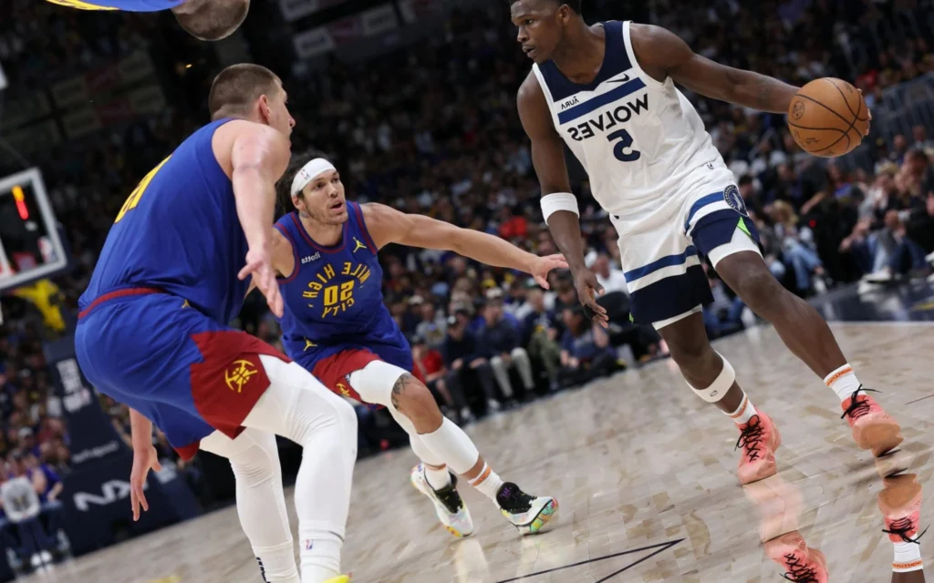 Nuggets x Wolves e Knicks x Pacers: veja onde assistir ao vivo e horários dos jogos da NBA Edwards encara Jokic durante disputa (Foto: MATTHEW STOCKMAN / GETTY IMAGES NORTH AMERICA / Getty Images via AFP)