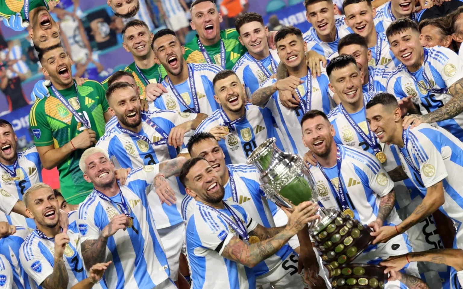 O ’11 ideal’: veja a seleção da Copa América segundo a redação do Lance! Argentina celebra título da Copa América (Foto: CHARLY TRIBALLEAU / AFP)