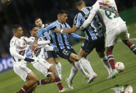 Oitavas da Libertadores: não expulsão de Ganso divide opiniões na web Grêmio venceu o Fluminense de virada por 2 a 1