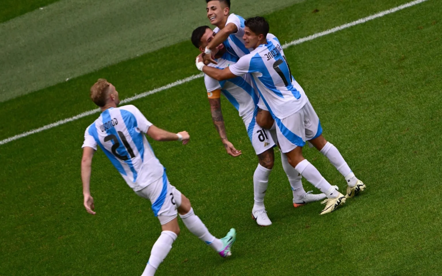 Olimpíadas: Argentina vence a Ucrânia com gol de Almada e classifica em primeiro no grupo B do Futebol (Olivier CHASSIGNOLE / AFP)