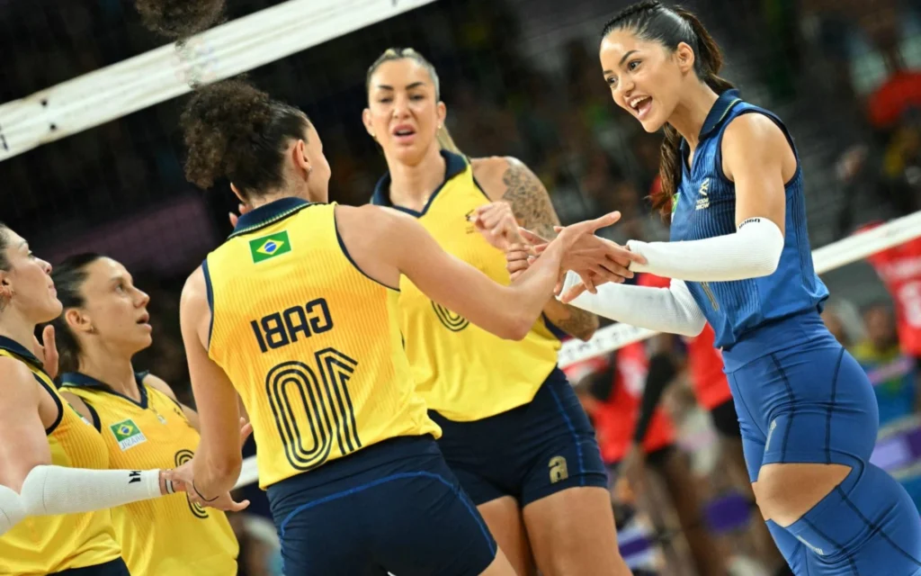 Olimpíadas: Brasil faz jogo seguro e se impõe contra o Quênia em estreia no vôlei feminino Jogadoras do vôlei feminino do Brasil celebram ponto nas Olimpíadas contra o Quênia (Foto: Natalia KOLESNIKOVA / AFP)