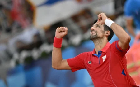 Olimpíadas: Djokovic alcança final pela primeira vez e faz final contra Alcaraz Djokovic vibra após vitória (Foto: CARL DE SOUZA / AFP)