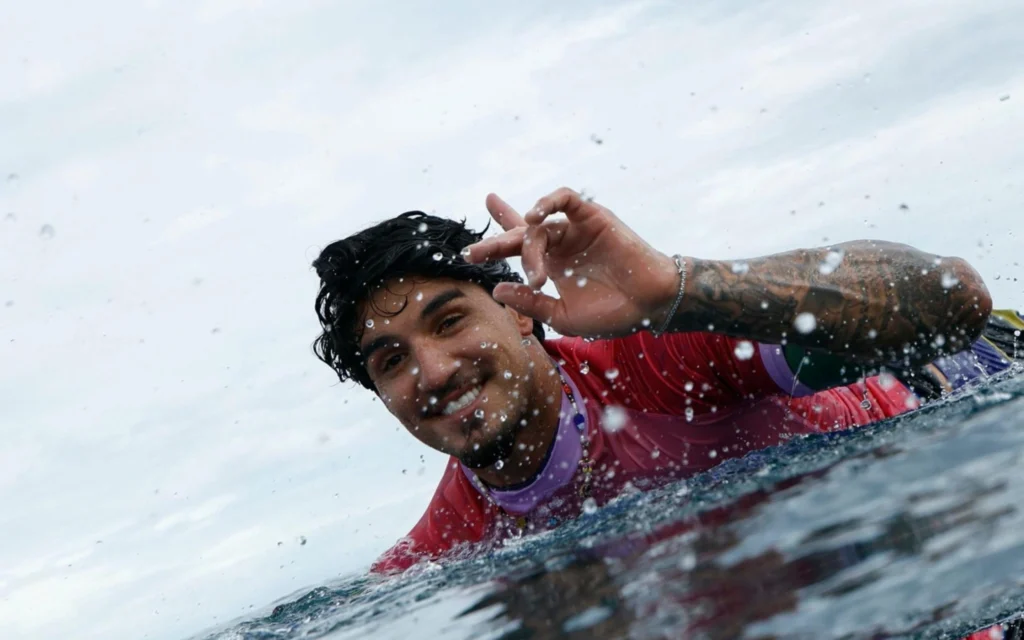 Olimpíadas: Gabriel Medina e João Chianca dão show e avançam para as quartas de final Gabriel Medina busca primeira medalha olímpica na carreira (Foto: Ben Thouard / AFP)