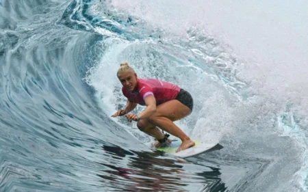 Olimpíadas: Surfe é adiado novamente por conta do mau tempo Tatiana Weston-Webb é uma das grandes chances de medalha para o Brasil (Foto: Jerome BROUILLET / AFP)