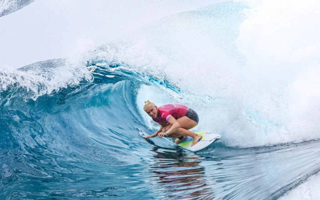 Olimpíadas: Tati Weston-Webb desbanca favorita e avança às quartas de final do surfe Tati Weston-Webb está nas quartas de final do surfe nas Olimpíadas (Foto: William Lucas/COB)