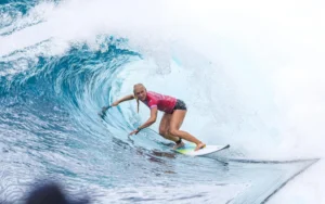 Olimpíadas: Tati Weston-Webb conquista inédita vitória e chega às oitavas no surfe