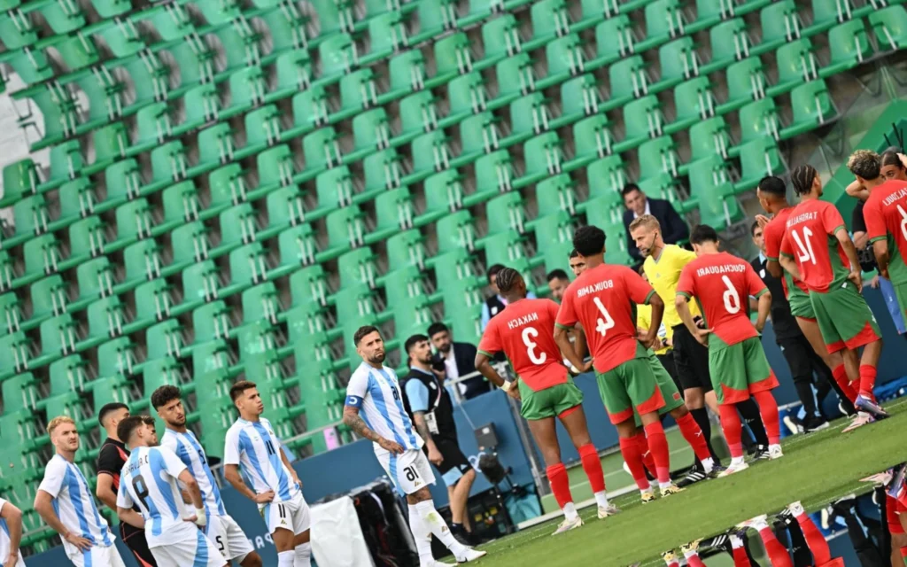 Olimpíadas: por que Argentina x Marrocos recomeçou duas horas depois de jogadores deixarem o gramado? Seleções de Marrocos e Argentina esperam reinício do jogo (Foto: Arnaud FINISTRE / AFP)