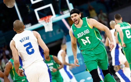 Olimpíadas: veja o calendário completo do Brasil no basquete O Brasil foi derrotado para a França na estreia (Foto: Sameer Al-Doumy / AFP)