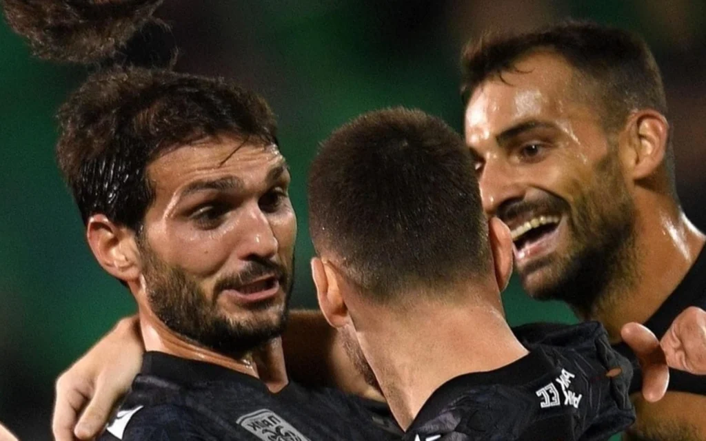 PAOK confirma o favoritismo contra o Shamrock Rovers e avança na Europa League Jogadores do PAOK comemoram o segundo gol do jogo de volta contra o Shamrock Rovers (Foto: Divulgação UEFA)