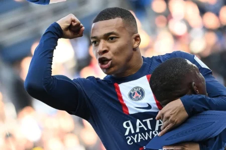 PSG deve lucrar milhões com amistoso contra time de Cristiano Ronaldo PSG de Mbappé deve lucrar fortuna com amistoso (Foto: FRANCK FIFE / AFP)