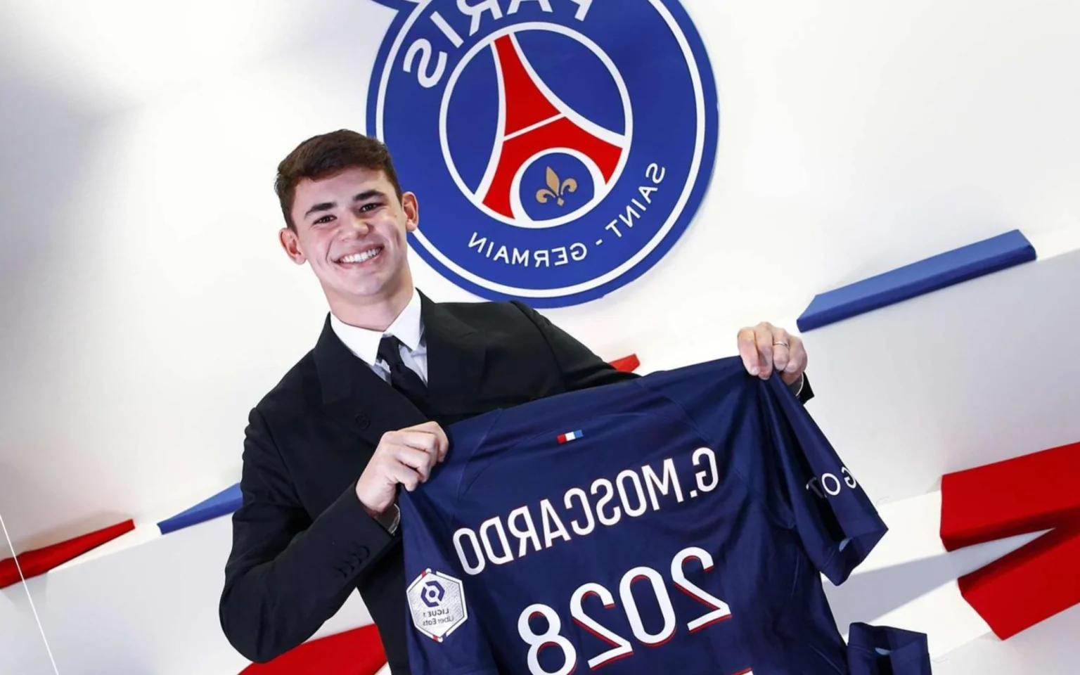 PSG encaminha o empréstimo de Gabriel Moscardo para clube do futebol europeu Moscardo durante apresentação no PSG (Foto: Reprodução / PSG)