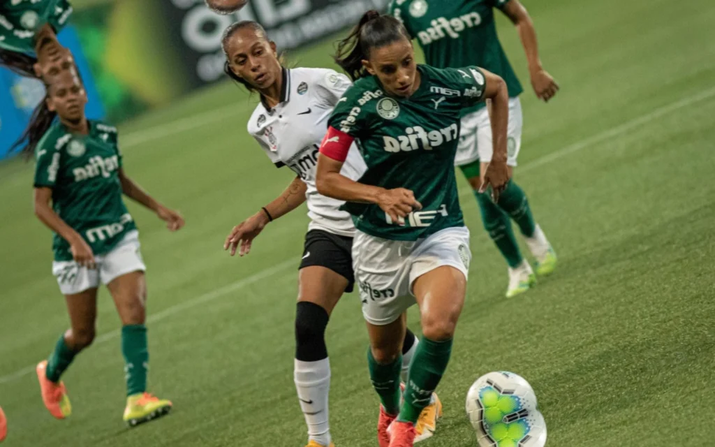 Palmeiras e Corinthians feminino brigam por vaga na final do Brasileirão Derby feminino define finalista do Brasileirão (Foto: Rebeca Reis/AGIF)