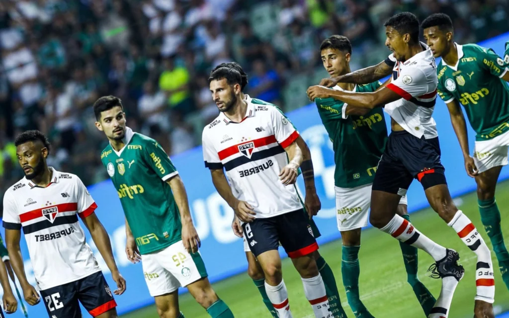 Palmeiras é multado em R$ 59 mil por confusão no jogo com o São Paulo Palmeiras e São Paulo recebem punições depois de confusão no Choque-Rei (Foto: Marco Miatelo/AGIF)