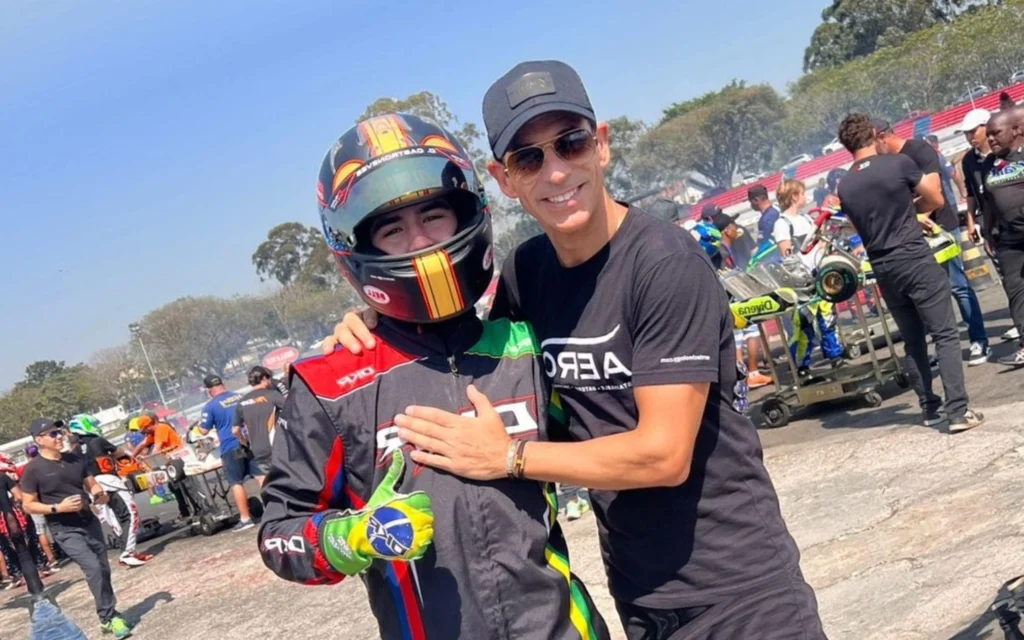 Papo com Helio Castroneves: Minha rápida e feliz passagem pelo Brasil Castroneves e o sobrinho Dudes no kartódromo de Interlagos (Foto: Divulgação / Helio Castroneves)