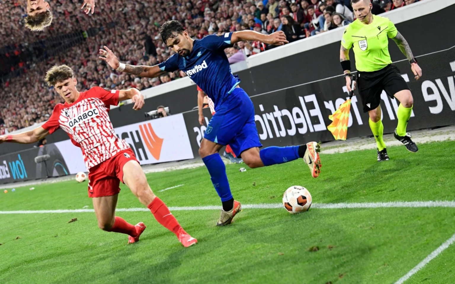 Paquetá marca pelo West Ham e João Pedro decide pelo Brighton; brasileiros brilham na Liga Europa Paquetá (à esquerda) marca na vitória do West Ham sobre o Freiburg (Foto: THOMAS KIENZLE / AFP)