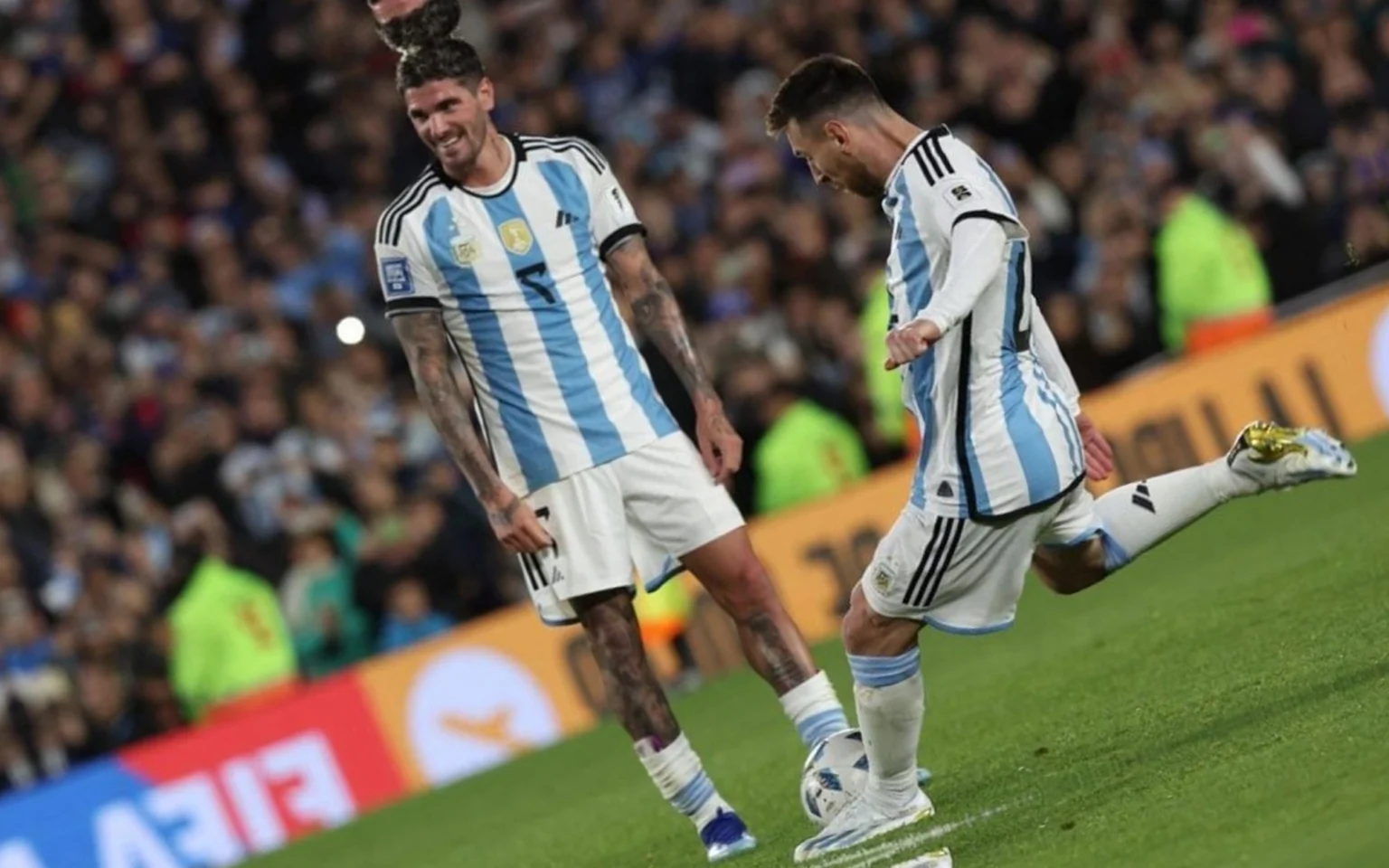 Paraguaio cospe em Messi durante partida