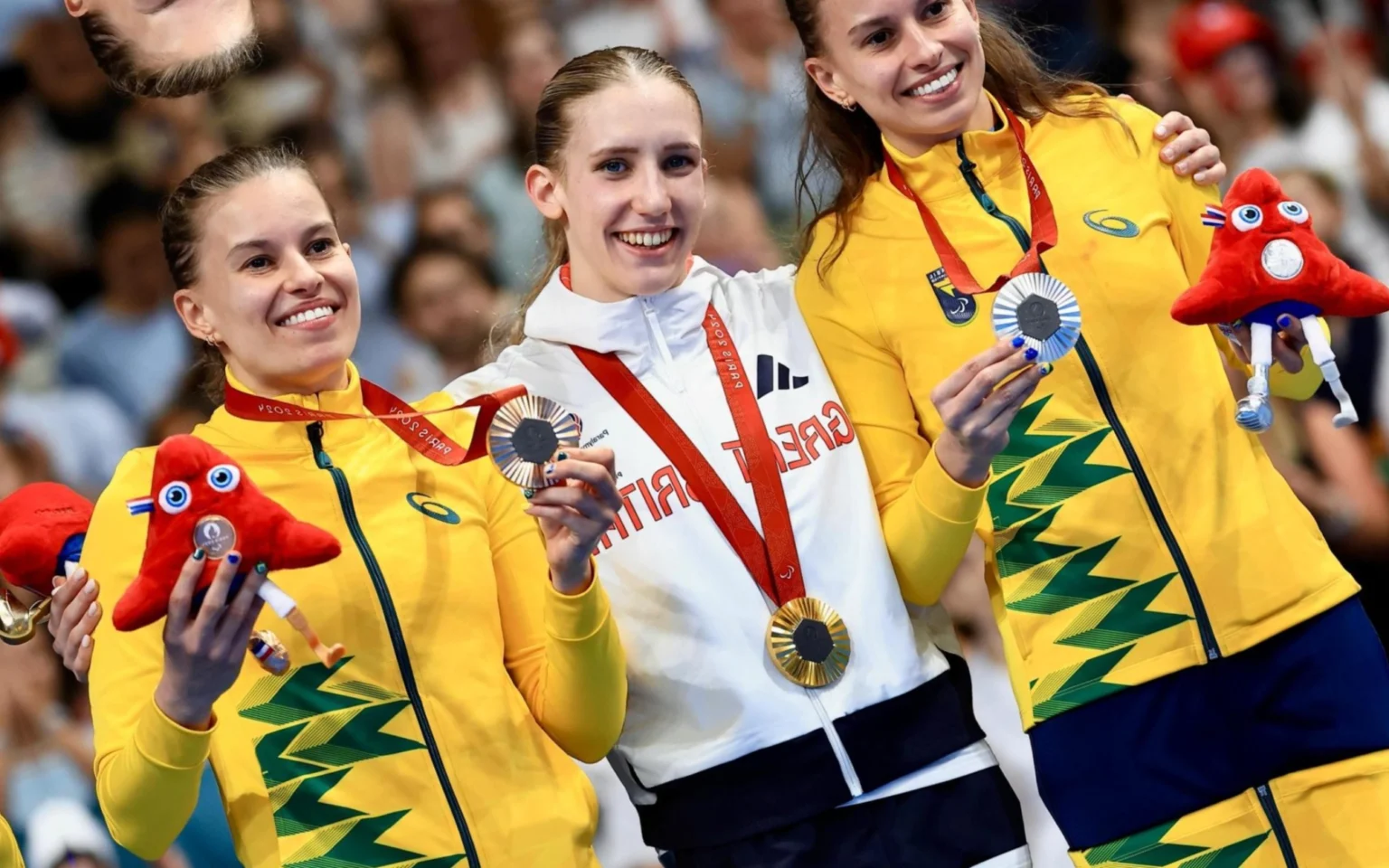 Paralimpíadas: Brasil conquista dobradinha nos 100m peito (SB14) Irmãs Carneiro celebram o pódio em Paris (Foto: Marcello Zambrana/CPB)