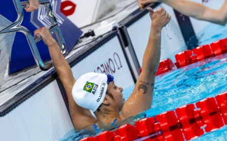 Paralimpíadas: Cecília Araújo conquista medalha de prata nos 50m livre (S8) Cecília Araújo comemora medalha de prata nos 50m livre da classe S8 (Foto: Alessandra Cabral)