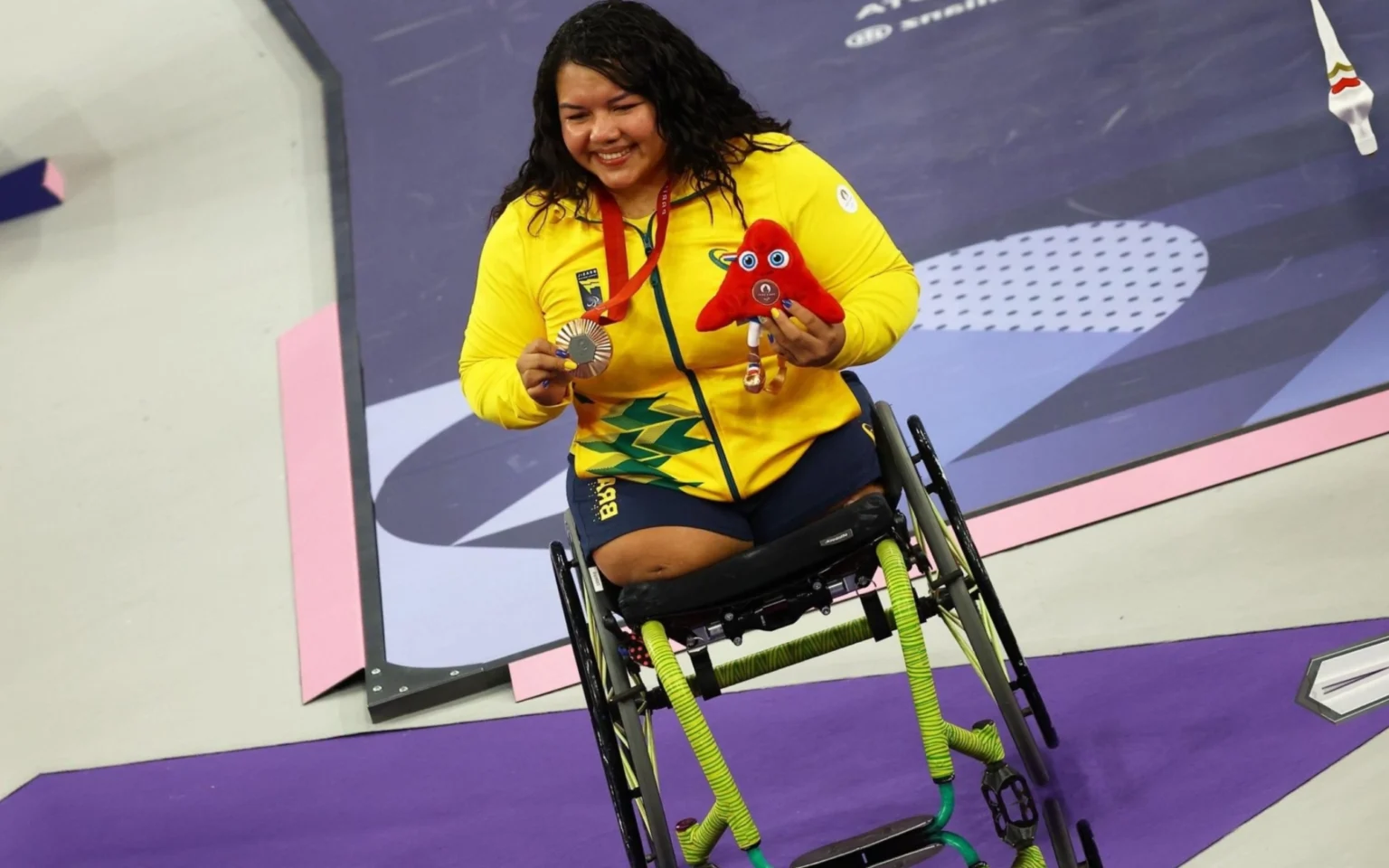 Paralimpíadas: Maria Fátima de Castro leva a medalha de bronze no halterofilismo  Maria de Fátima celebra medalha de bronze em Paris (Foto: Silvio Ávila)