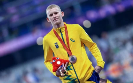 Paralimpíadas: brasileiro conquista medalha de prata quatro dias após sua prova; entenda Joeferson com a medalha de bronze conquistada (Foto: Marcello Zambrana/CPB)