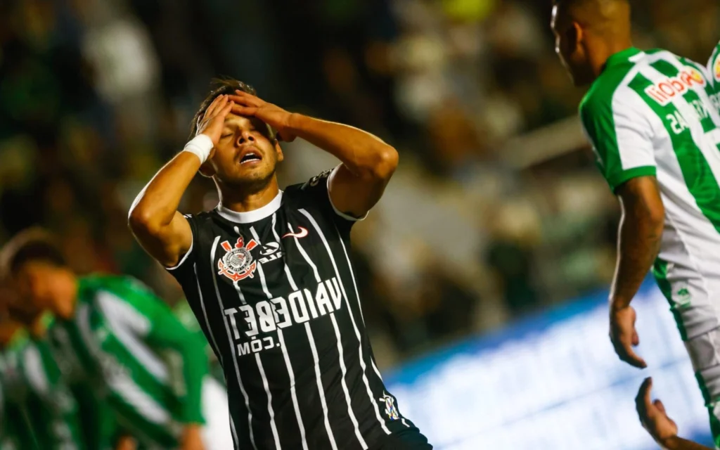 Patrocinadora notifica Corinthians e ameaça tomar medida dura contra o clube Corinthians vive relação conturbada com a VaideBet (Foto: Luiz Erbes/AGIF)